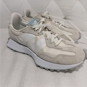 New Balance 327, W 10, never worn.